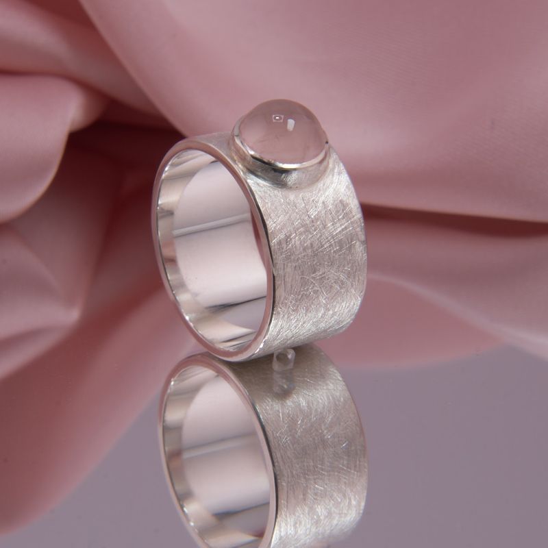 Rosenquarz Ring aus Silber, breit, eisgekratzte Oberfläche